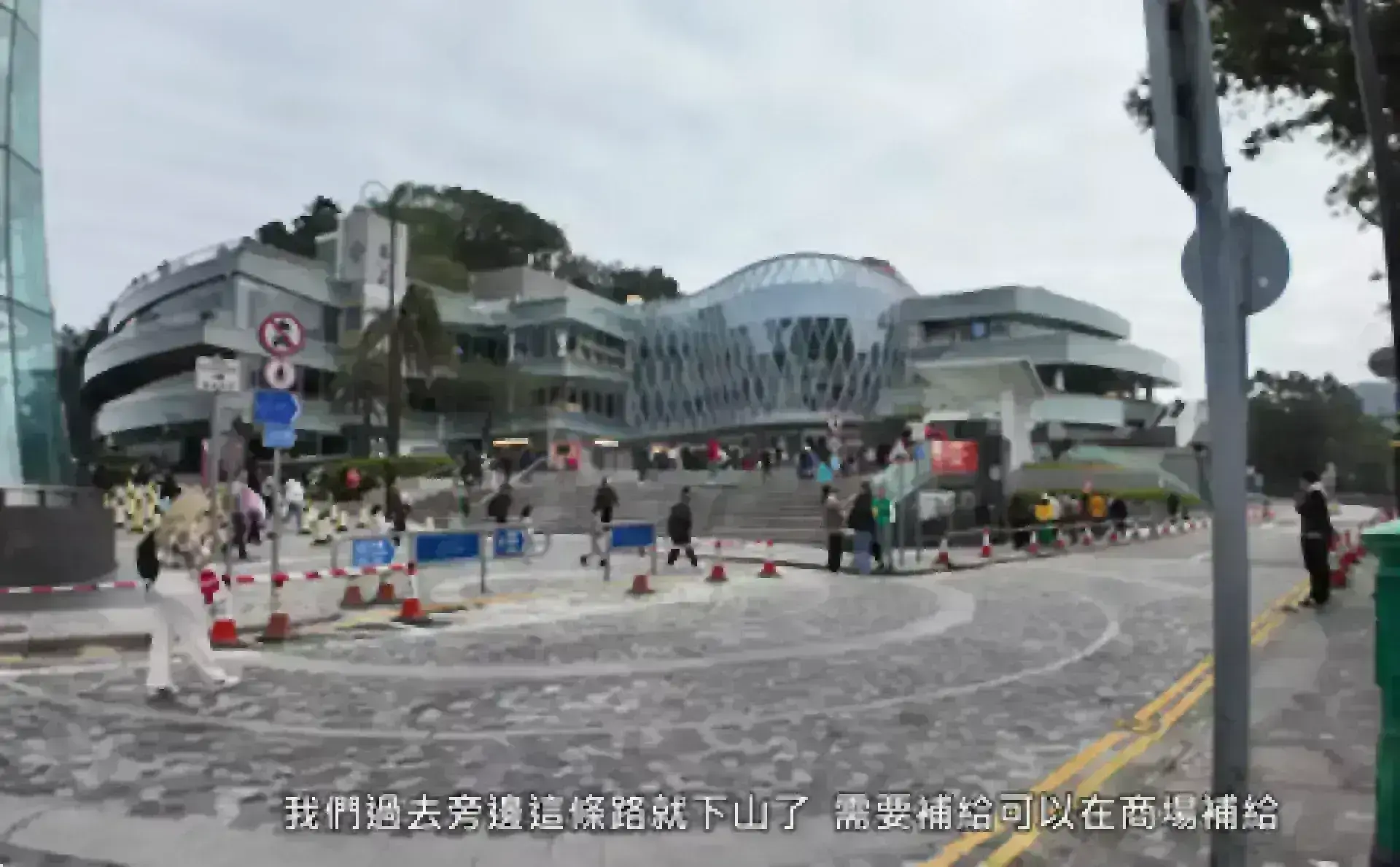 堅尼地城行路上山頂